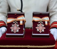 05.05.2016-Претседателот Иванов денеска ги одликува Единицата за специјални задачи и Единицата за брзо распоредување при Министерството за внатрешни работи на Република Македонија со „Орден за воени заслуги". Претседателот Иванов посмртно со „Медал за храброст" ги одликува и осумтемина загинати припадници на безбедносните сили на МВР на 9 мај 2015 година, при антитерористичката операција во Куманово.