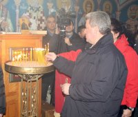 05.01.2016-Претседателот Иванов, сопругата г-ѓа Маја Иванова и синот Иван денеска присуствуваа на одбележувањето на празникот „Свети Наум Охридски Чудотворец“ во манастирскиот комплекс на Попова Шапка.