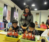13 ноември 2011 година, Ханџоу, Џеџианг - Посета на креативна детска работилница со свила во рамките на Националниот музеј на свилата на НР Кина